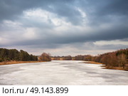 Spring rural scene. Lake under ice and snow melting. Cloudy spring day. Early spring. Mud season. Стоковое фото, агентство Ingram Publishing / Фотобанк Лори