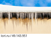House Roof Covered In Snow And Dangerous Icicles. Стоковое фото, агентство Ingram Publishing / Фотобанк Лори