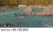 Low altitude flight over fresh fast mountain river with rocks at sunny summer morning. Стоковое видео, видеограф Александр Маркин / Фотобанк Лори