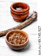 dry medicinal herb. drug collection lime in the mortar and elecampane root. Стоковое фото, агентство Ingram Publishing / Фотобанк Лори