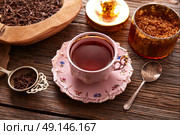 kukicha tea served pink vintage cup on wooden table board. Стоковое фото, агентство Ingram Publishing / Фотобанк Лори