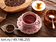 kukicha tea served pink vintage cup on wooden table board. Стоковое фото, агентство Ingram Publishing / Фотобанк Лори