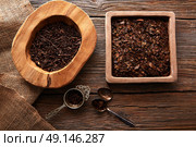 Kukicha and Bancha tea on wooden background table board. Стоковое фото, агентство Ingram Publishing / Фотобанк Лори