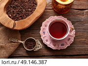 kukicha tea served pink vintage cup on wooden table board. Стоковое фото, агентство Ingram Publishing / Фотобанк Лори