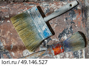 Paint brushes used on grunge bucket in improvement background. Стоковое фото, агентство Ingram Publishing / Фотобанк Лори