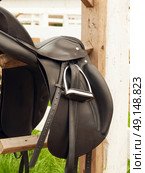dressage saddle at  the bracket. outdoor . Стоковое фото, агентство Ingram Publishing / Фотобанк Лори