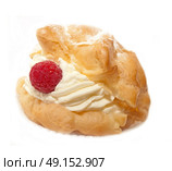 Single cream bun with raspberries, cream and vanilla powder. Стоковое фото, агентство Ingram Publishing / Фотобанк Лори