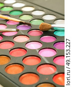 Makeup brush and make-up eye shadows palette. Стоковое фото, агентство Ingram Publishing / Фотобанк Лори