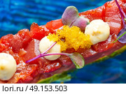 Tuna fish Tartare Tartar with wakame seaweed and soya. Стоковое фото, агентство Ingram Publishing / Фотобанк Лори