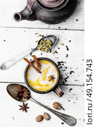 Masala tea in clay mug. indian Masala tea in clay cup with spices on light background. Стоковое фото, агентство Ingram Publishing / Фотобанк Лори