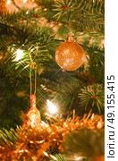Christmas tree decorations and bauble with sparkly shining lights. Стоковое фото, агентство Ingram Publishing / Фотобанк Лори