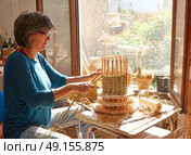 Esparto halfah grass crafts craftsman woman hands working. Стоковое фото, агентство Ingram Publishing / Фотобанк Лори