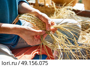 Esparto halfah grass crafts craftsman hands working. Стоковое фото, агентство Ingram Publishing / Фотобанк Лори