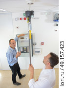 Man testing smoke detector. Стоковое фото, агентство Ingram Publishing / Фотобанк Лори