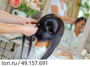 Plaiting hair. Стоковое фото, агентство Ingram Publishing / Фотобанк Лори
