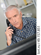 Employee on the phone. Стоковое фото, агентство Ingram Publishing / Фотобанк Лори