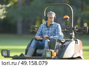 Man driving professional mower. Стоковое фото, агентство Ingram Publishing / Фотобанк Лори