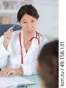pretty midle aged doctor talking to her patient. Стоковое фото, агентство Ingram Publishing / Фотобанк Лори