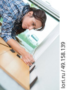 woman laying wood flooring. Стоковое фото, агентство Ingram Publishing / Фотобанк Лори