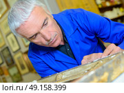 artisan framing pictures. Стоковое фото, агентство Ingram Publishing / Фотобанк Лори