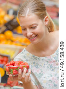 Lady holding punnet of strawberries. Стоковое фото, агентство Ingram Publishing / Фотобанк Лори