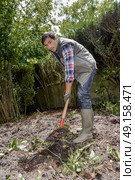 Man digging soil with spade. Стоковое фото, агентство Ingram Publishing / Фотобанк Лори