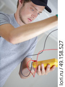 reading the voltmeter. Стоковое фото, агентство Ingram Publishing / Фотобанк Лори