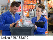 store manager with warehouseman checking goods reception. Стоковое фото, агентство Ingram Publishing / Фотобанк Лори