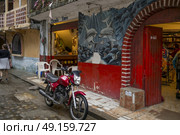 Motorcycle parked in front of shops on street, Yelapa, Jalisco, Mexico. Стоковое фото, агентство Ingram Publishing / Фотобанк Лори