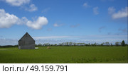 Barn in green grassy field at farm, Kensington, Prince Edward Island, Canada. Стоковое фото, агентство Ingram Publishing / Фотобанк Лори