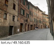 Buildings along street, Siena, Tuscany, Italy. Стоковое фото, агентство Ingram Publishing / Фотобанк Лори