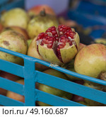 Fresh pomegranates for sale in market, Bangkok, Thailand. Стоковое фото, агентство Ingram Publishing / Фотобанк Лори