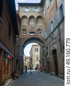 People on street amidst buildings, Siena, Tuscany, Italy. Стоковое фото, агентство Ingram Publishing / Фотобанк Лори