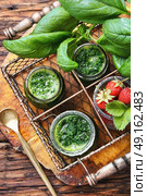 Smoothies with basil. Freshly blended basil and strawberry smoothie in glass jar. Стоковое фото, агентство Ingram Publishing / Фотобанк Лори