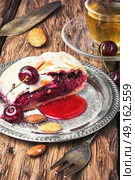 Home cherry strudel. Traditional puff pastry strudel with berries of cherry. Стоковое фото, агентство Ingram Publishing / Фотобанк Лори