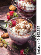 raspberry ice cream in cup. Sundae ice cream with raspberry flavours in glass mug. Стоковое фото, агентство Ingram Publishing / Фотобанк Лори
