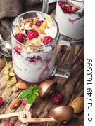 Raspberry ice cream in mug. Raspberry ice cream with almonds and currants in glass cup.Sundae on a vintage rustic background. Стоковое фото, агентство Ingram Publishing / Фотобанк Лори