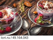 Raspberry sundae in mug. Vanilla ice cream with fresh berries raspberry. Стоковое фото, агентство Ingram Publishing / Фотобанк Лори