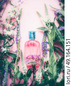 Floral Perfume bottle with plants and flowers, top view.   Perfumery, cosmetics, botanical fragrance concept. . Стоковое фото, агентство Ingram Publishing / Фотобанк Лори