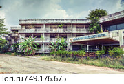 PHUKET, THAILAND - MARCH 31: Abandoned hotel after the 2004 tsunami disaster on March 31, 2017  Phuket, Thailand. Редакционное фото, агентство Ingram Publishing / Фотобанк Лори