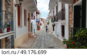 Street view of Skiathos town, Greece, traditional architecture, summer day. Стоковое фото, агентство Ingram Publishing / Фотобанк Лори