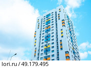 Новый многоэтажный дом в Москве. Редакционное фото, фотограф Сергей Олегович Антонов / Фотобанк Лори