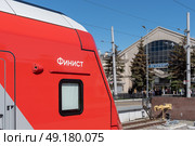 Современный скоростной электропоезд с надписью «Финист» и здание Балтийского железнодорожного вокзала в Санкт-Петербурге. Редакционное фото, фотограф Румянцева Наталия / Фотобанк Лори