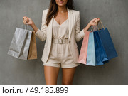 Стильная девушка с сумками для покупок: мода, шопинг, покупки, одежда, стиль. Стоковое AI-изображение, AI-художник Оксана Хорватич / Фотобанк Лори