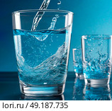 Стеклянный стакан с водой. В стакан наливается вода. Стоковое AI-изображение, AI-художник Ирина Курносова / Фотобанк Лори