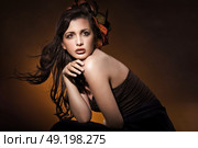 Portrait of a beautiful woman wearinf a chaplet made of autumn leaves. Стоковое фото, агентство Ingram Publishing / Фотобанк Лори