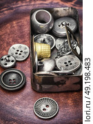 Old-fashioned button vintage. Stylish metal buttons for clothes in retro box. Стоковое фото, агентство Ingram Publishing / Фотобанк Лори