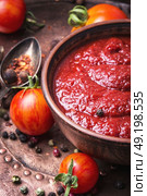 Tomato ketchup sauce. tomato ketchup sauce with garlic and peppercorn. Стоковое фото, агентство Ingram Publishing / Фотобанк Лори