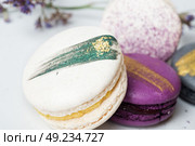 colorful macaroon cakes  against white background. Стоковое фото, агентство Ingram Publishing / Фотобанк Лори