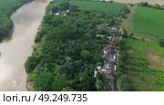 Drone View of a Village Near the Cauca River. Стоковое видео, видеограф ALEJANDRO PEREZ ALVARES / Фотобанк Лори